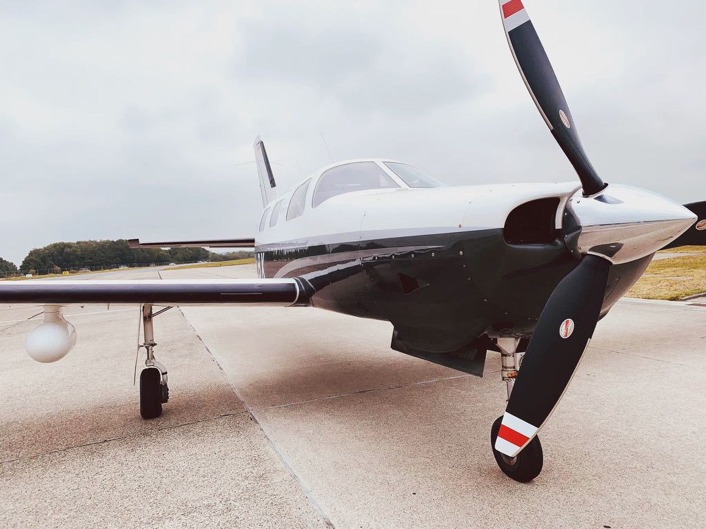 Cockpit-Ansicht über verschneite Alpen - Professionelle Flugausbildung APEA Stuttgart