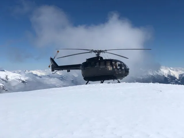MBB BO105 auf einem verschneiten Landeplatz in den Bergen