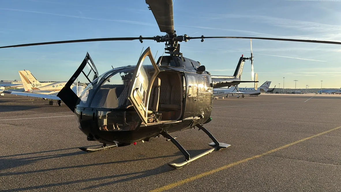 MBB BO105 mit geöffneten Türen auf dem Flughafenvorfeld
