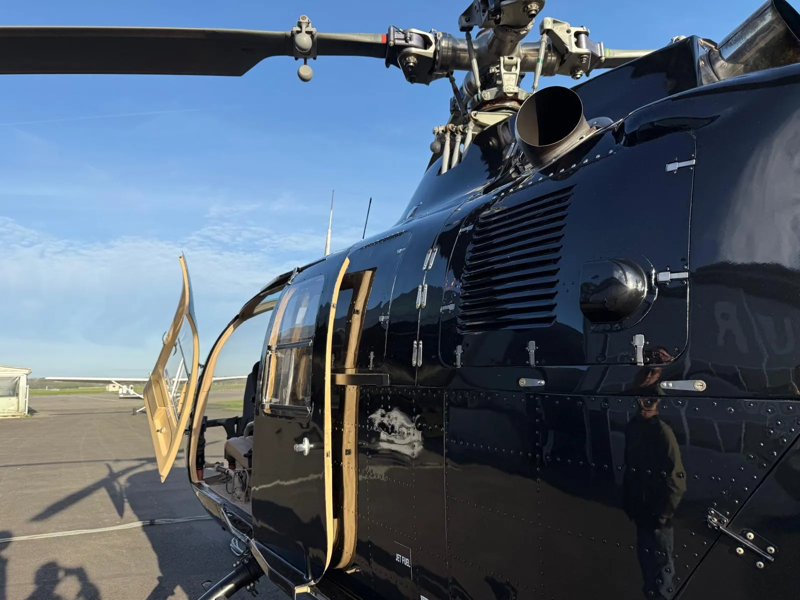 Nahaufnahme von Rotorkopf, Triebwerksauslass und Rumpf einer MBB BO105