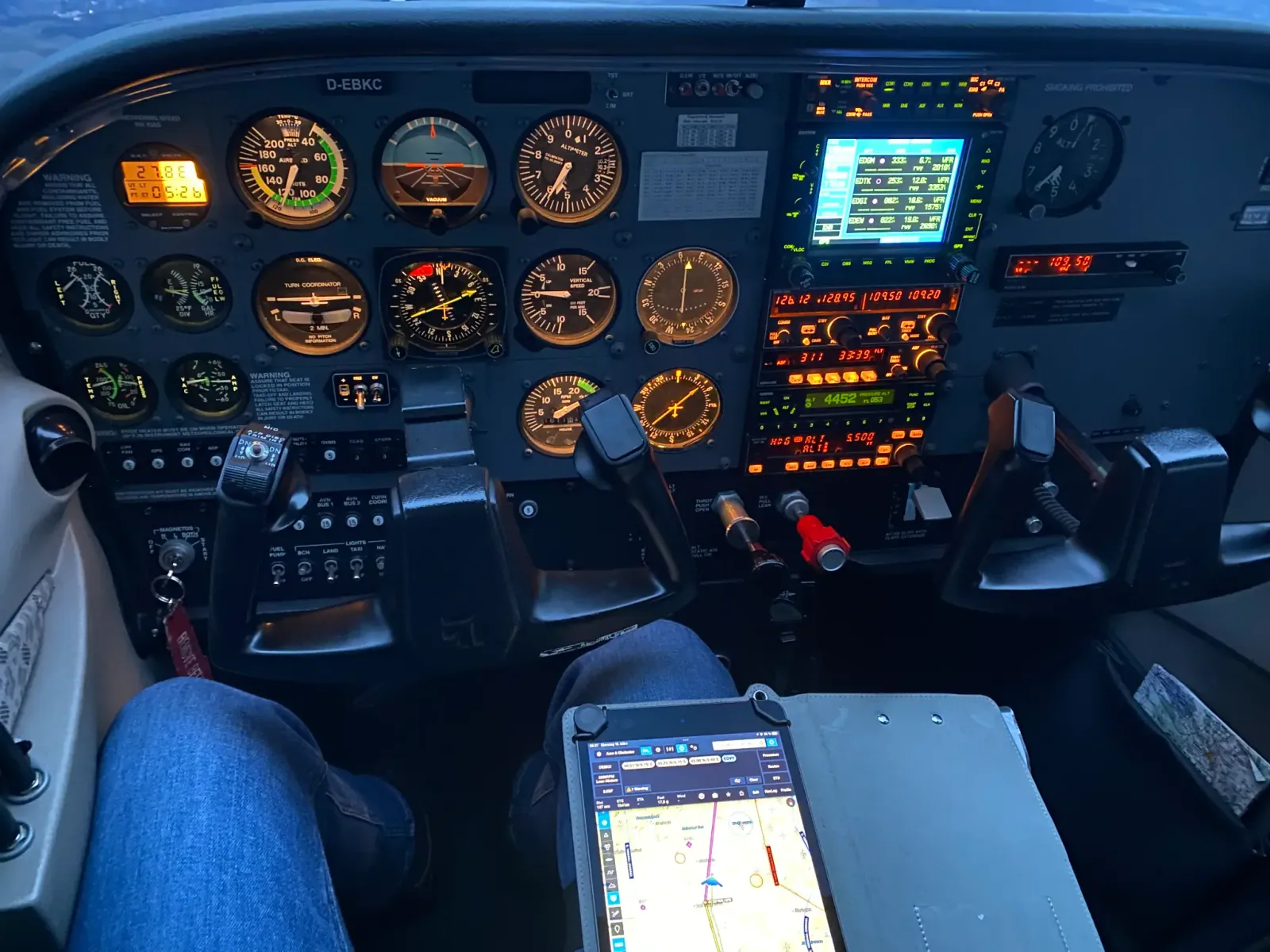 Cockpit der Cessna 172 D-EBKC mit klassischer Instrumentierung