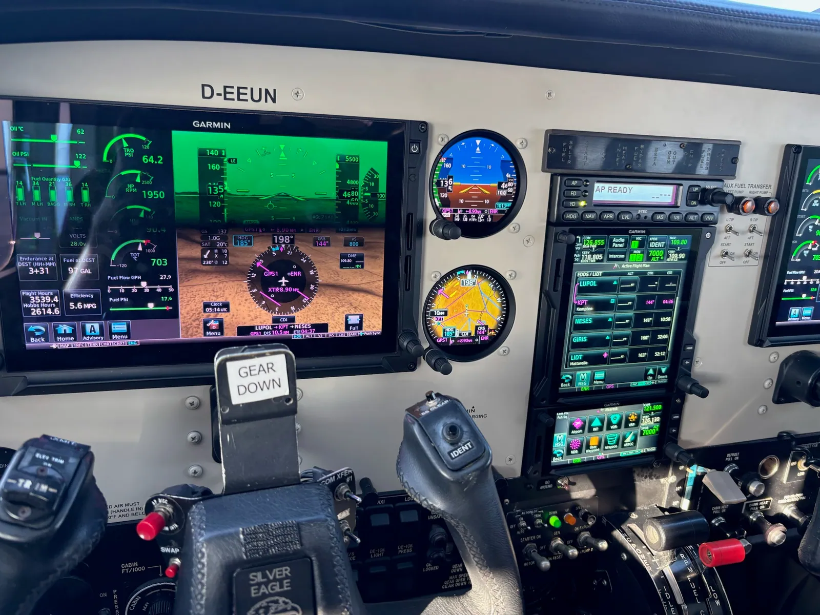 Cockpit der Cessna Silver Eagle D-EEUN mit Garmin-Avionik