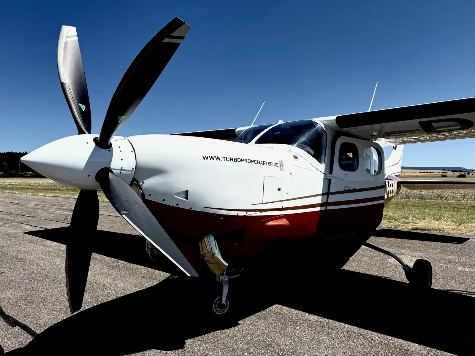Cessna Silver Eagle D-EEUN mit Fünfblattpropeller auf dem Vorfeld