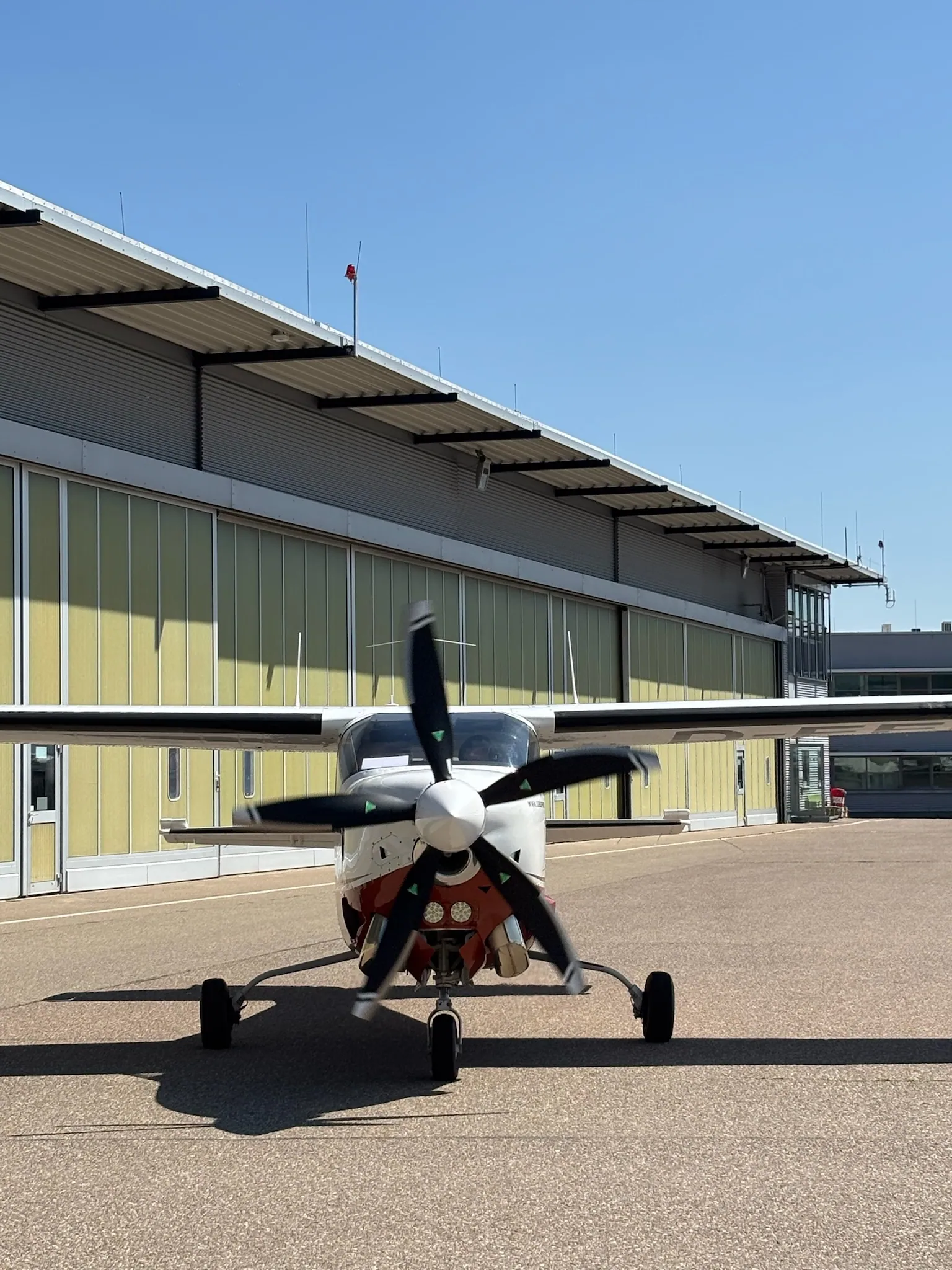 Cessna Silver Eagle von vorn vor einem Hangar