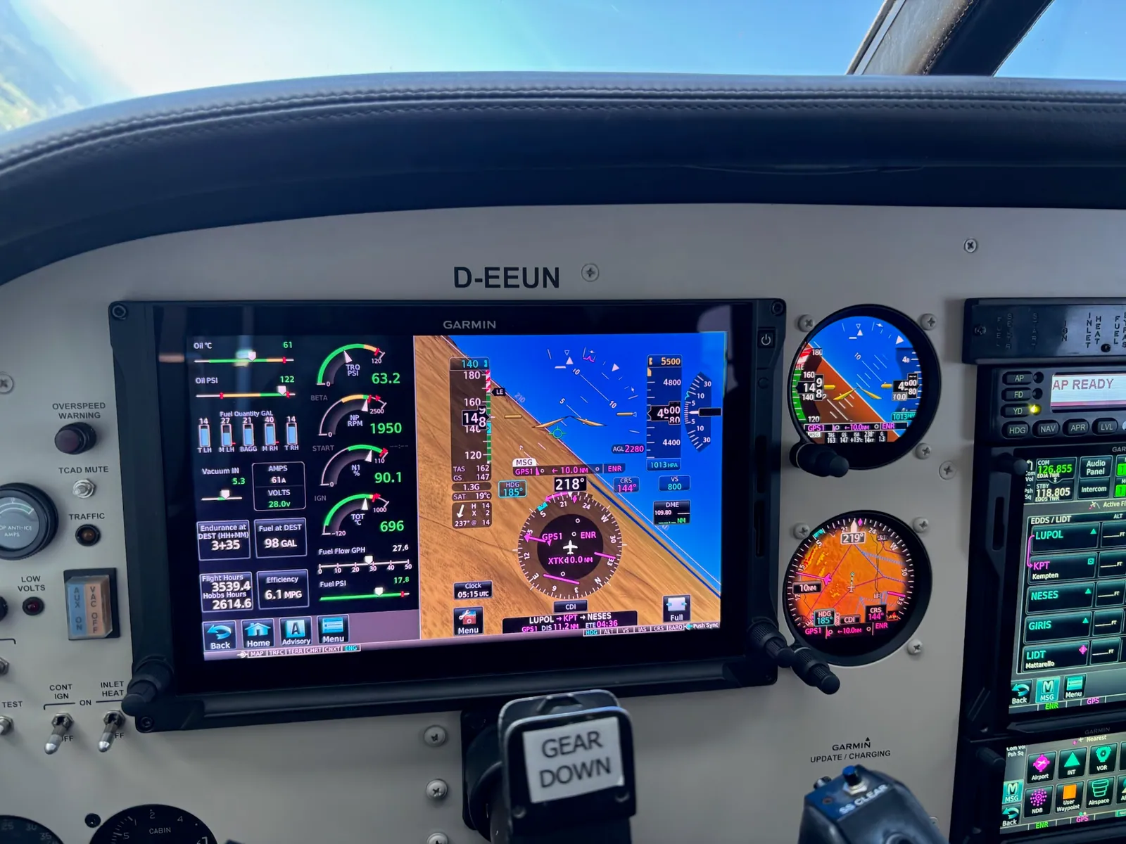 Garmin-Instrumentenanzeige im Cockpit der Cessna Silver Eagle D-EEUN