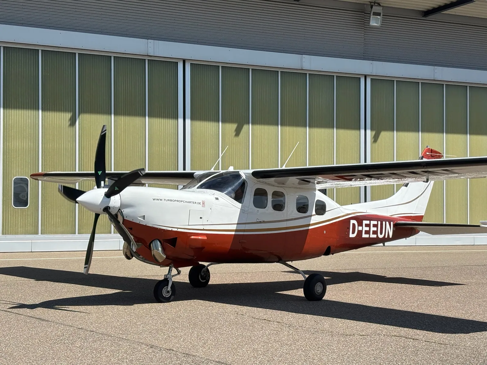Cessna Silver Eagle D-EEUN vor einem Hangar